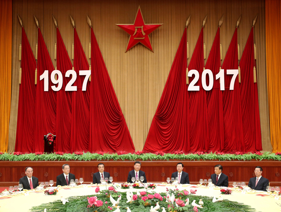 7月31日，中華人民共和國(guó)國(guó)防部在北京人民大會(huì)堂舉行盛大招待會(huì)，熱烈慶祝中國(guó)人民解放軍建軍90周年。中共中央總書記、國(guó)家主席、中央軍委主席習(xí)近平和李克強(qiáng)、張德江、俞正聲、劉云山、王岐山、張高麗等黨和國(guó)家領(lǐng)導(dǎo)人出席招待會(huì)。新華社記者 鞠鵬 攝