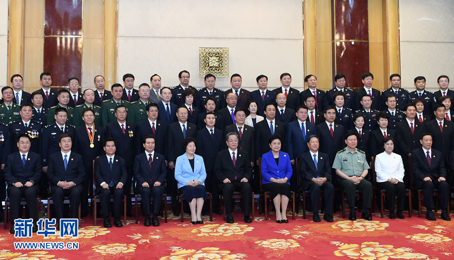 8月7日，中共中央政治局常委、全國政協(xié)主席、中央代表團團長俞正聲率代表團部分成員分別赴內(nèi)蒙古軍區(qū)、武警內(nèi)蒙古總隊、武警內(nèi)蒙古森林總隊慰問，并會見自治區(qū)政法干警代表。這是俞正聲會見自治區(qū)政法干警代表并合影。新華社記者 張領 攝