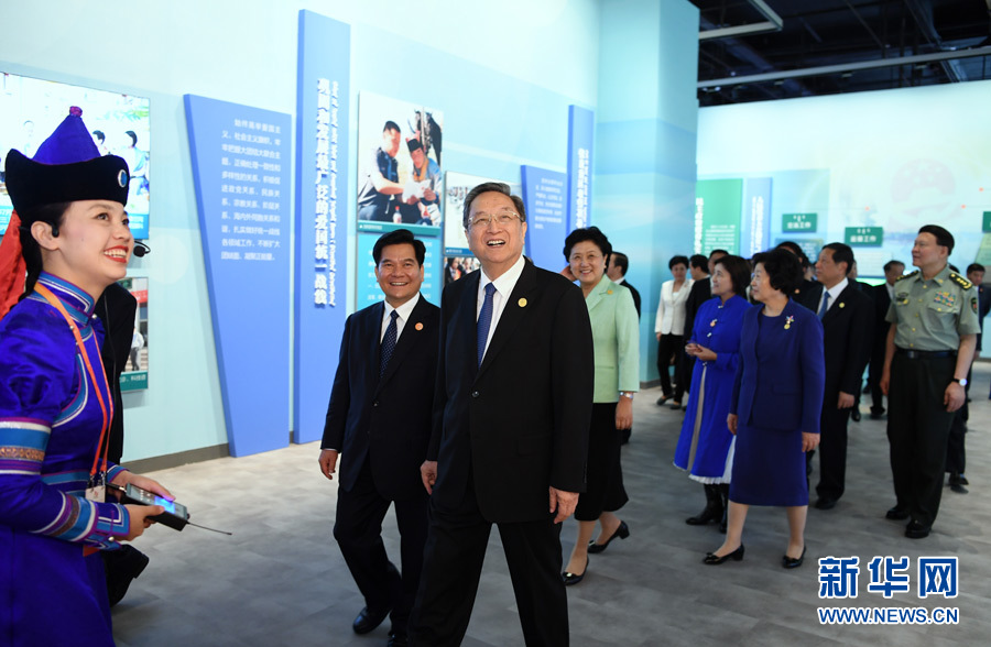 8月7日，中共中央政治局常委、全國(guó)政協(xié)主席、中央代表團(tuán)團(tuán)長(zhǎng)俞正聲率代表團(tuán)全體成員來(lái)到內(nèi)蒙古展覽館，參觀《守望相助團(tuán)結(jié)奮斗&mdash;&mdash;慶祝內(nèi)蒙古自治區(qū)成立70周年展覽》。 新華社記者 張領(lǐng) 攝