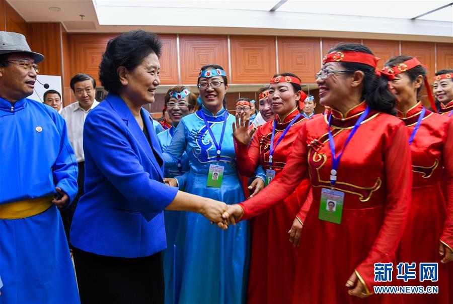 8月9日，中共中央政治局委員、國務(wù)院副總理、中央代表團副團長劉延?xùn)|率中央代表團二分團到赤峰看望慰問各族干部群眾。這是劉延?xùn)|在赤峰市群眾藝術(shù)館和群眾親切交談。新華社記者 連振 攝