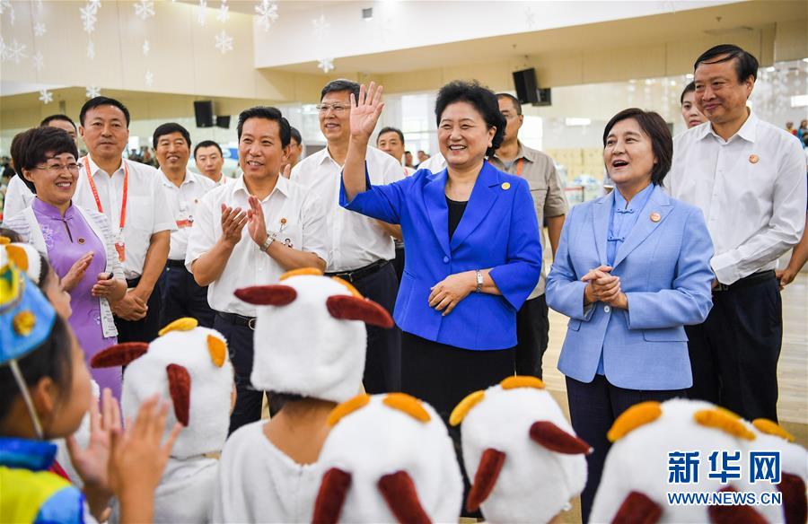 8月9日，中共中央政治局委員、國務(wù)院副總理、中央代表團副團長劉延?xùn)|率中央代表團二分團到赤峰看望慰問各族干部群眾。這是劉延?xùn)|在赤峰市青少年宮與青少年熱烈互動。新華社記者 連振 攝