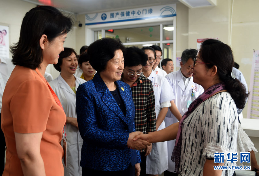 8月9日，中共中央政治局委員、中央統戰(zhàn)部部長、中央代表團副團長孫春蘭率中央代表團三分團，先后赴內蒙古自治區(qū)烏海市、阿拉善盟看望各族干部群眾。這是孫春蘭在烏海市婦兒醫(yī)療預防保健中心同患者親切交談。新華社記者 任軍川 攝