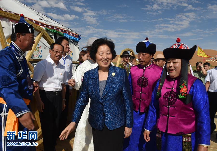 8月10日，中共中央政治局委員、中央統(tǒng)戰(zhàn)部部長(zhǎng)、中央代表團(tuán)副團(tuán)長(zhǎng)孫春蘭率中央代表團(tuán)三分團(tuán)繼續(xù)在內(nèi)蒙古自治區(qū)阿拉善盟看望慰問(wèn)，把以習(xí)近平同志為核心的黨中央的親切關(guān)懷和全國(guó)各族人民的美好祝福帶給阿拉善各族各界干部群眾。這是孫春蘭在牧民張輝生（右二）家了解生產(chǎn)生活情況。新華社記者 任軍川 攝