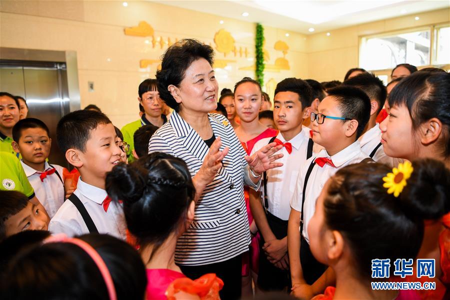 8月10日，中共中央政治局委員、國務(wù)院副總理、中央代表團副團長劉延?xùn)|率中央代表團二分團來到呼倫貝爾，把以習(xí)近平同志為核心的黨中央的親切關(guān)懷和全國人民的美好祝福帶給當(dāng)?shù)馗髯甯刹咳罕姟＿@是劉延?xùn)|在呼倫貝爾市兒童福利院與孩子們在一起。新華社記者 連振 攝