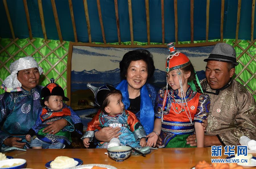 8月11日，帶著以習(xí)近平同志為核心的黨中央的親切關(guān)懷和全國各族人民的美好祝福，中共中央政治局委員、中央統(tǒng)戰(zhàn)部部長、中央代表團副團長孫春蘭率中央代表團三分團在錫林郭勒盟看望各族干部群眾，共同慶祝內(nèi)蒙古自治區(qū)成立70周年。這是孫春蘭在錫林浩特市寶力根蘇木牧民巴·巴特爾（右一）家中看望。新華社記者 任軍川 攝