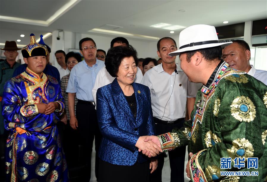 8月11日，帶著以習(xí)近平同志為核心的黨中央的親切關(guān)懷和全國各族人民的美好祝福，中共中央政治局委員、中央統(tǒng)戰(zhàn)部部長、中央代表團副團長孫春蘭率中央代表團三分團在錫林郭勒盟看望各族干部群眾，共同慶祝內(nèi)蒙古自治區(qū)成立70周年。這是孫春蘭在非公企業(yè)大莊園生態(tài)牛羊肉產(chǎn)業(yè)示范園同前來售羊的牧民親切交談。新華社記者 任軍川 攝