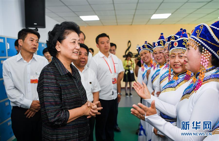 8月11日，中共中央政治局委員、國(guó)務(wù)院副總理、中央代表團(tuán)副團(tuán)長(zhǎng)劉延?xùn)|率中央代表團(tuán)二分團(tuán)，看望慰問烏蘭察布各族干部群眾，轉(zhuǎn)達(dá)以習(xí)近平同志為核心的黨中央的親切關(guān)懷和全國(guó)人民的美好祝愿。這是劉延?xùn)|在考察察哈爾社區(qū)時(shí)與居民們親切交談。新華社記者 連振 攝