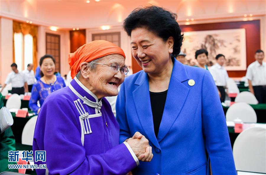 8月11日，中共中央政治局委員、國(guó)務(wù)院副總理、中央代表團(tuán)副團(tuán)長(zhǎng)劉延?xùn)|率中央代表團(tuán)二分團(tuán)，看望慰問烏蘭察布各族干部群眾，轉(zhuǎn)達(dá)以習(xí)近平同志為核心的黨中央的親切關(guān)懷和全國(guó)人民的美好祝愿。這是劉延?xùn)|在出席烏蘭察布市慶祝內(nèi)蒙古自治區(qū)成立70周年座談會(huì)后，與“草原母親”都貴瑪親切交談。新華社記者 連振 攝