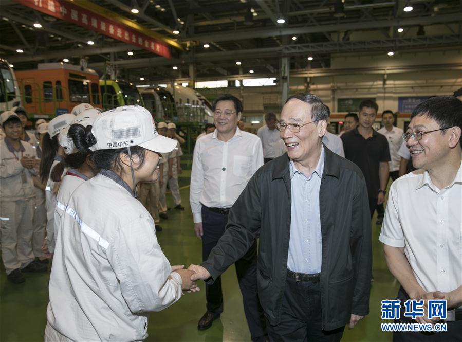 9月3日至5日，中共中央政治局常委、中央紀委書記、中央巡視工作領導小組組長王岐山在湖南省調(diào)研并主持召開巡察工作座談會。這是9月4日，王岐山到中國中車株洲電力機車有限公司考察。新華社記者 王曄 攝
