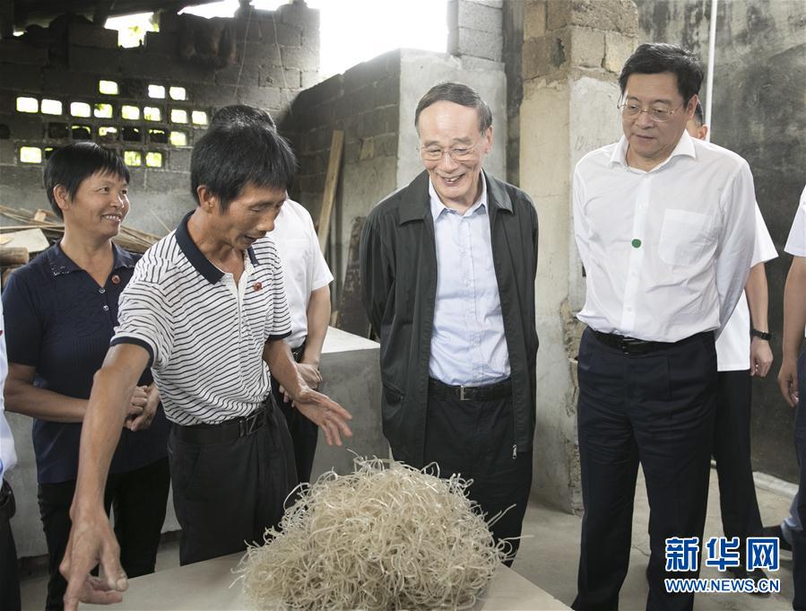 9月3日至5日，中共中央政治局常委、中央紀委書記、中央巡視工作領導小組組長王岐山在湖南省調(diào)研并主持召開巡察工作座談會。這是9月4日，王岐山在瀏陽市官橋鎮(zhèn)石灰嘴村貧困戶家中了解脫貧情況。新華社記者 王曄 攝

