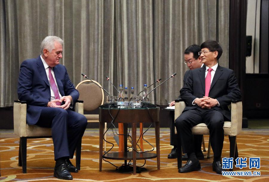 9月11日，在塞爾維亞首都貝爾格萊德，習(xí)近平主席特使、中共中央政治局委員、中央政法委書記孟建柱（右）會(huì)見(jiàn)塞爾維亞前總統(tǒng)尼科利奇（左）。新華社記者王慧娟攝