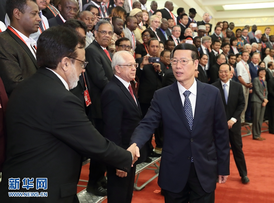 9月21日，中共中央政治局常委、國務(wù)院副總理張高麗在北京人民大會堂會見來華參加2017“一帶一路”媒體合作論壇的外方代表并回答大家關(guān)心的問題。新華社記者王曄攝 