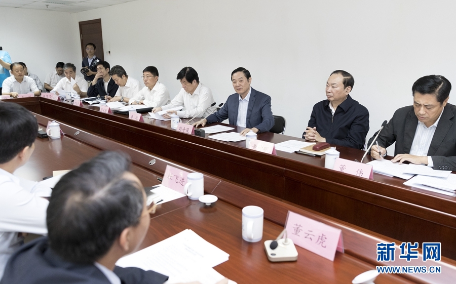 9月22日，中共中央政治局委員、中央書記處書記、中宣部部長(zhǎng)劉奇葆在北京調(diào)研京劇像音像工程情況。這是劉奇葆與有關(guān)方面負(fù)責(zé)同志座談交流。新華社記者 丁海濤 攝