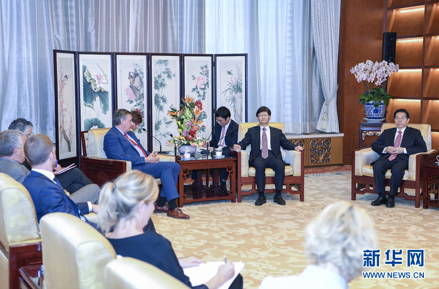 9月26日，中共中央政治局委員、中央政法委書(shū)記孟建柱在北京會(huì)見(jiàn)來(lái)華出席國(guó)際刑警組織第86屆全體大會(huì)的比利時(shí)副首相兼內(nèi)政大臣讓邦。國(guó)務(wù)委員、公安部部長(zhǎng)郭聲琨參加有關(guān)會(huì)見(jiàn)。新華社記者 張領(lǐng) 攝