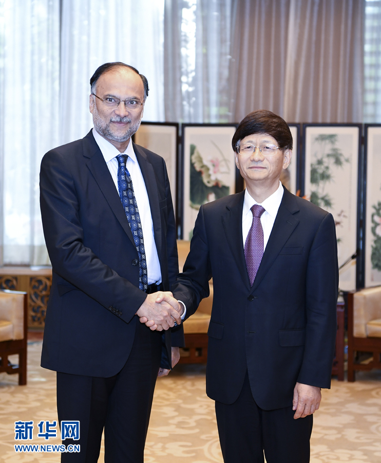 9月26日，中共中央政治局委員、中央政法委書(shū)記孟建柱在北京會(huì)見(jiàn)來(lái)華出席國(guó)際刑警組織第86屆全體大會(huì)的巴基斯坦內(nèi)政部長(zhǎng)伊克巴爾。新華社記者 張領(lǐng) 攝
