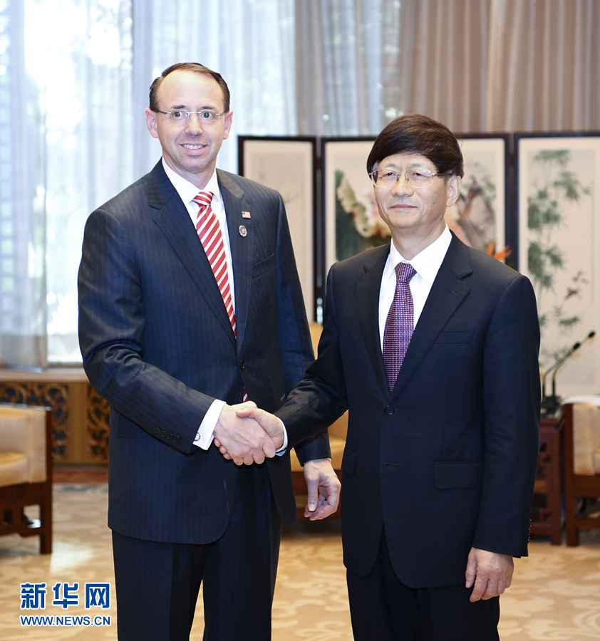 9月26日，中共中央政治局委員、中央政法委書(shū)記孟建柱在北京會(huì)見(jiàn)來(lái)華出席國(guó)際刑警組織第86屆全體大會(huì)的美國(guó)司法部常務(wù)副部長(zhǎng)羅森斯坦。新華社記者 張領(lǐng) 攝