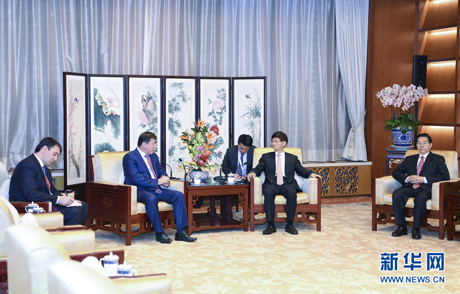 9月26日，中共中央政治局委員、中央政法委書(shū)記孟建柱在北京會(huì)見(jiàn)來(lái)華出席國(guó)際刑警組織第86屆全體大會(huì)的塔吉克斯坦內(nèi)務(wù)部長(zhǎng)拉希姆佐達(dá)。國(guó)務(wù)委員、公安部部長(zhǎng)郭聲琨參加有關(guān)會(huì)見(jiàn)。新華社記者 張領(lǐng) 攝