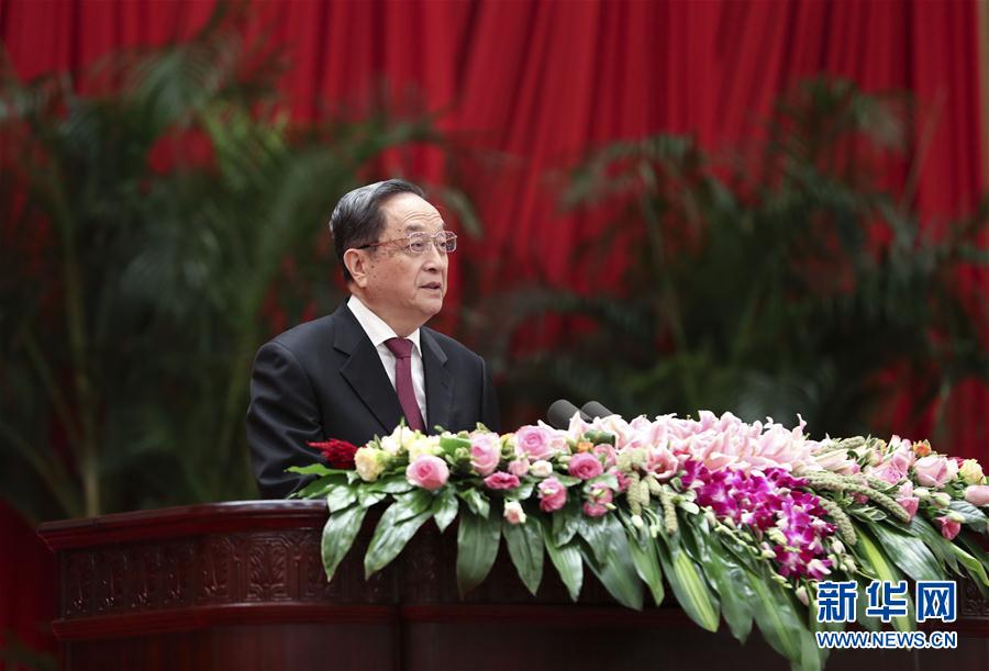 9月28日，全國政協(xié)辦公廳、中共中央統(tǒng)戰(zhàn)部、國務(wù)院僑辦、國務(wù)院港澳辦、國務(wù)院臺辦在北京人民大會堂聯(lián)合舉行國慶招待會。中共中央政治局常委、全國政協(xié)主席俞正聲與2800多名港澳臺僑各界代表歡聚一堂，慶祝中華人民共和國成立68周年。這是俞正聲在招待會上致辭。新華社記者 龐興雷 攝
