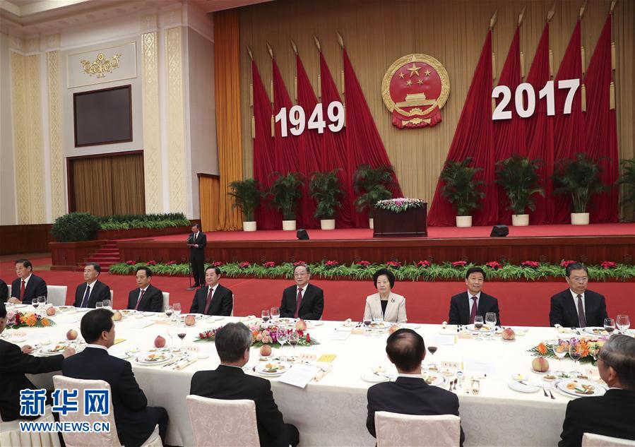 9月28日，全國政協(xié)辦公廳、中共中央統(tǒng)戰(zhàn)部、國務(wù)院僑辦、國務(wù)院港澳辦、國務(wù)院臺辦在北京人民大會堂聯(lián)合舉行國慶招待會。中共中央政治局常委、全國政協(xié)主席俞正聲與2800多名港澳臺僑各界代表歡聚一堂，慶祝中華人民共和國成立68周年。這是俞正聲在招待會上致辭。新華社記者 龐興雷 攝