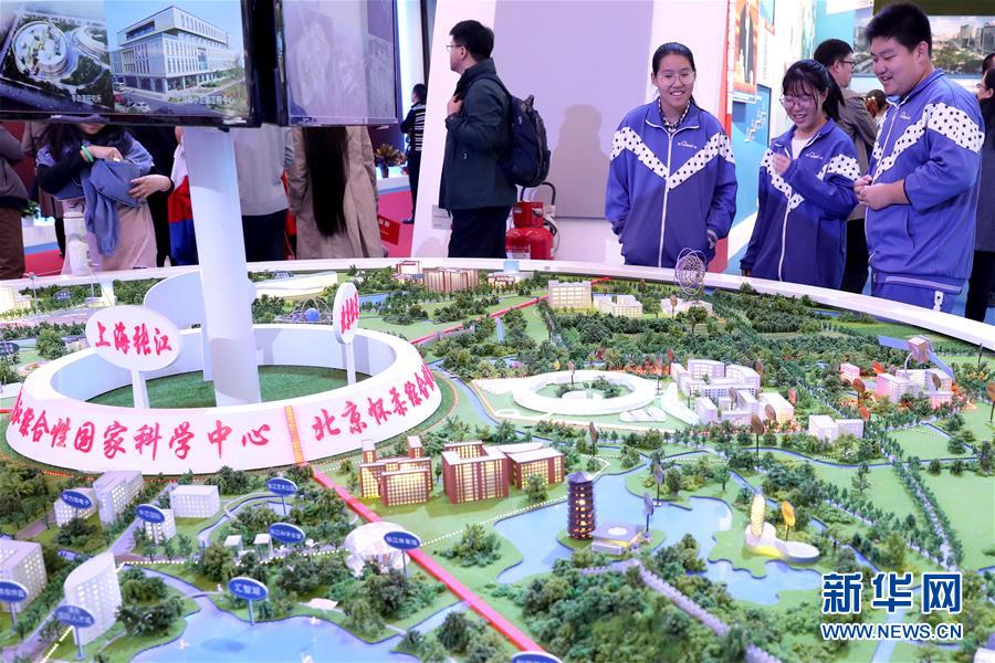 （十九大時光·圖文互動）（4）向著夢想，奮進！——來自“砥礪奮進的五年”大型成就展現(xiàn)場的報道 