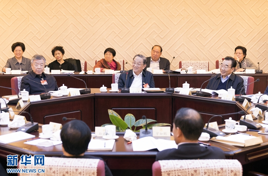 10月30日，政協(xié)第十二屆全國(guó)委員會(huì)常務(wù)委員會(huì)第二十三次會(huì)議舉行分組討論，與會(huì)人員圍繞深入學(xué)習(xí)貫徹中共十九大精神認(rèn)真討論，積極建言獻(xiàn)策。全國(guó)政協(xié)主席俞正聲參加討論。新華社記者 丁海濤 攝