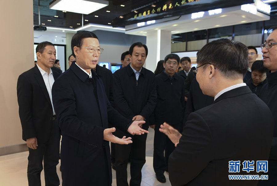 11月14日至15日，國(guó)務(wù)院副總理張高麗在黑龍江調(diào)研。這是11月14日，張高麗到黑龍江工業(yè)技術(shù)研究院成果展示中心，了解產(chǎn)學(xué)研結(jié)合推動(dòng)創(chuàng)新發(fā)展情況。 新華社記者 高潔 攝