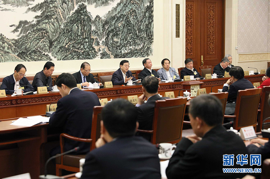 12月23日，十二屆全國人大常委會(huì)第三十一次會(huì)議舉行分組會(huì)議，審議監(jiān)察法草案二次審議稿等。張德江委員長參加審議。 新華社記者劉衛(wèi)兵攝