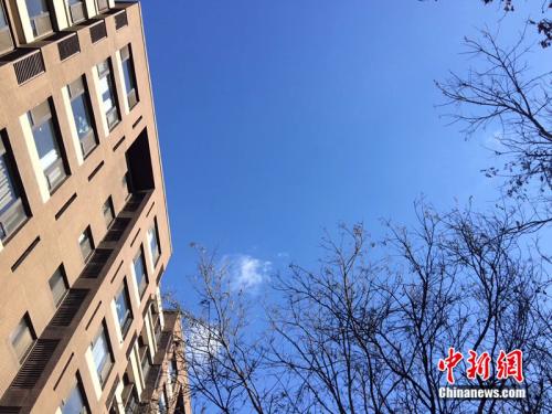 2017年12月7日，北京空氣質(zhì)量較好，圖為北京豐臺區(qū)某小區(qū)拍到的藍天。<a target='_blank'  >中新網(wǎng)</a> 邱宇 攝