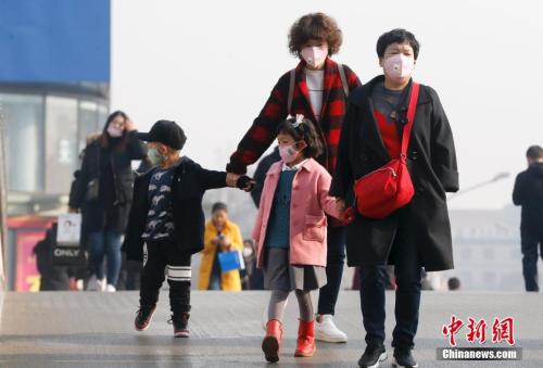 2016年12月19日，北京被霧霾籠罩，民眾戴防霧霾口罩出行。 <a target='_blank' >中新社</a>記者 杜洋 攝
