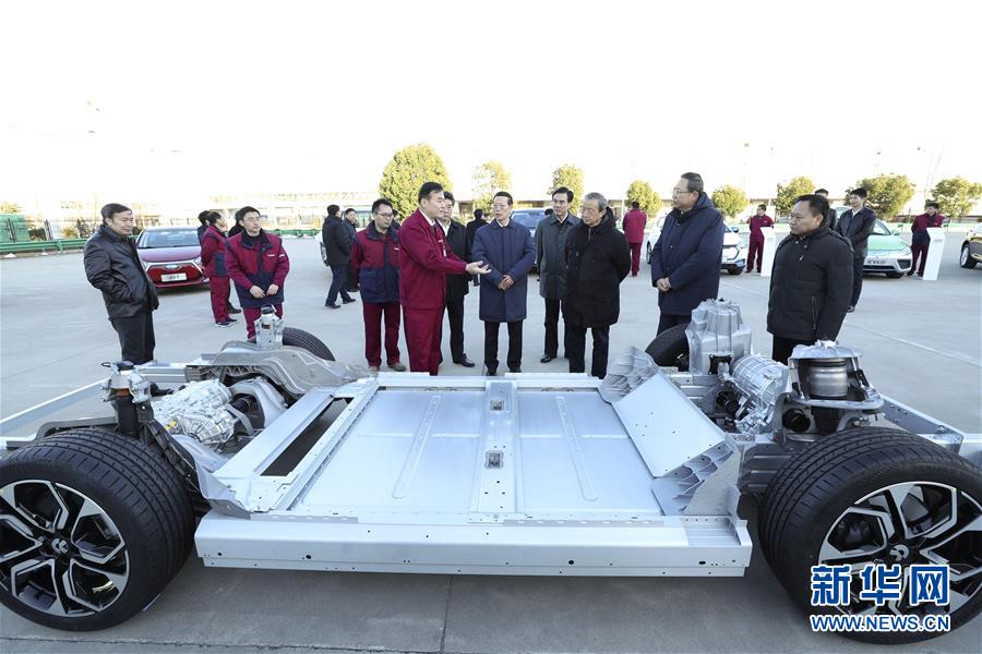 1月9日至10日，國(guó)務(wù)院副總理張高麗在安徽調(diào)研推動(dòng)長(zhǎng)江經(jīng)濟(jì)帶發(fā)展工作。這是1月9日，張高麗在江淮汽車(chē)股份有限公司了解企業(yè)生產(chǎn)經(jīng)營(yíng)和參與國(guó)際產(chǎn)能合作情況。新華社記者 龐興雷 攝