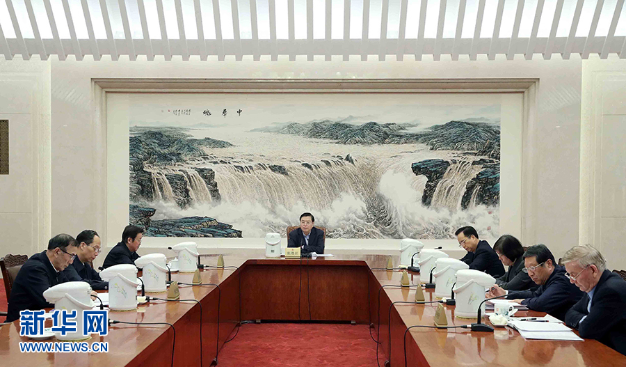 1月16日，中共十二屆全國(guó)人大常委會(huì)黨組在北京召開(kāi)會(huì)議，認(rèn)真學(xué)習(xí)領(lǐng)會(huì)習(xí)近平總書記在十九屆中央紀(jì)委二次全會(huì)上的重要講話和全會(huì)精神，研究部署貫徹落實(shí)工作。全國(guó)人大常委會(huì)委員長(zhǎng)、常委會(huì)黨組書記張德江主持會(huì)議并講話。新華社記者 劉衛(wèi)兵 攝