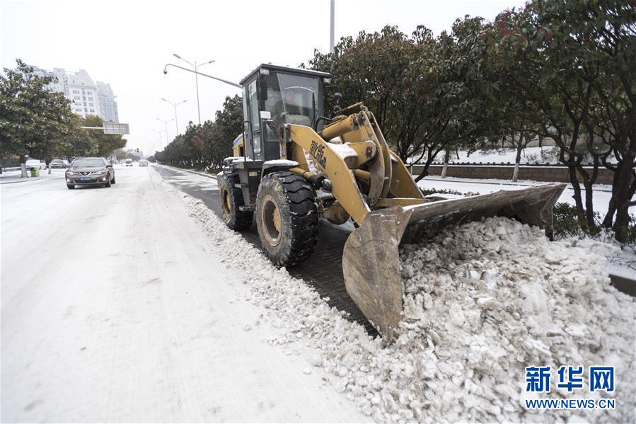 （新華全媒頭條）（9）雨雪冰凍中，他們奮力前行——基層黨員干群抗擊冰雪災(zāi)害紀(jì)實