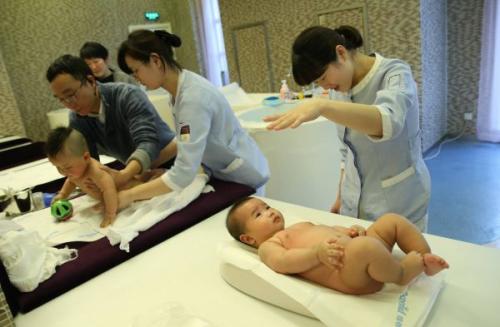 資料圖片：1月30日，母嬰家庭保健師在上海一家月子會(huì)所內(nèi)護(hù)理嬰兒。新華社記者 裴鑫 攝