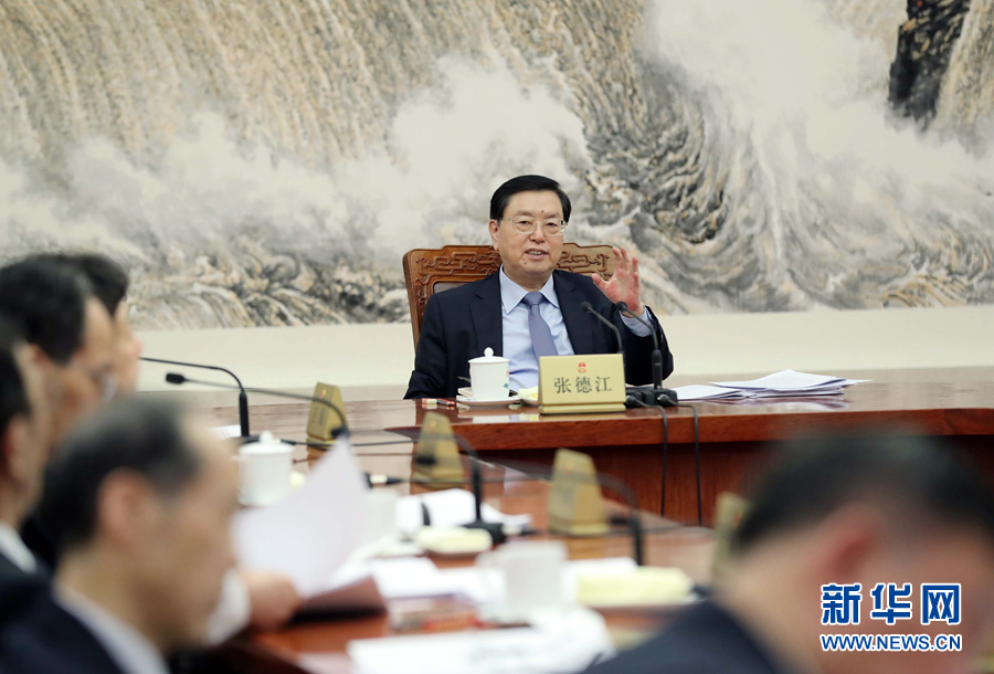 2月11日，十二屆全國人大常委會(huì)第一百一十一次委員長會(huì)議在北京人民大會(huì)堂舉行。會(huì)議決定，十二屆全國人大常委會(huì)第三十三次會(huì)議于2月23日至24日舉行。張德江委員長主持會(huì)議。新華社記者 劉衛(wèi)兵 攝