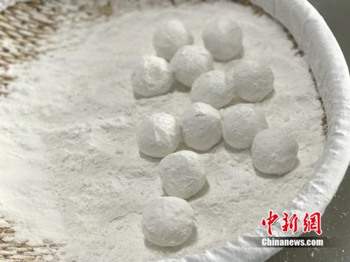 制作元宵時，首先要將餡料做好，沾上水，再投進(jìn)盛滿糯米粉的笸籮內(nèi)搖。<a target='_blank'  ><p  align=