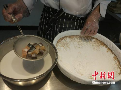 制作元宵時，首先要將餡料做好，沾上水，再投進(jìn)盛滿糯米粉的笸籮內(nèi)搖。<a target='_blank'  ><p  align=