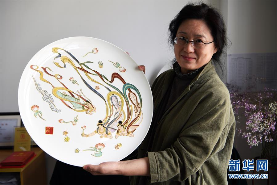 （XHDW）（4）音樂(lè)教師白茜：跨界創(chuàng)作掐絲敦煌壁畫