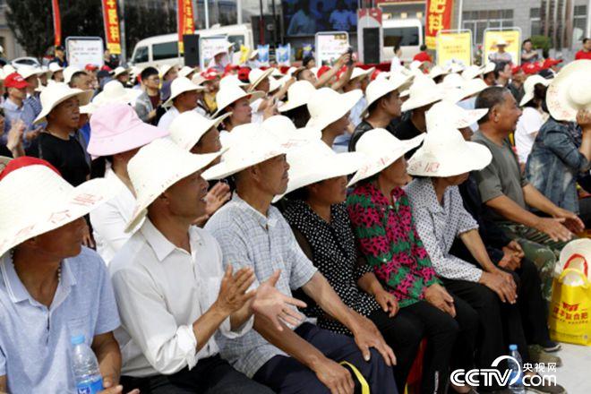 活動現(xiàn)場，農(nóng)戶們聽講很認(rèn)真