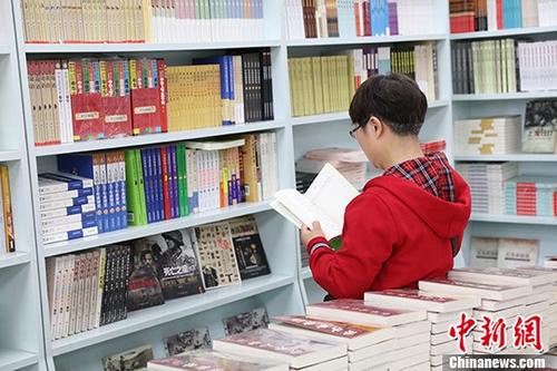 5月9日，一女子在哈爾濱市某書店選購圖書。從5月1日至5月4日，全國32家紙廠宣布漲價，各紙種漲價幅度為每噸100元至300元不等。對此，出版行業(yè)業(yè)內(nèi)人士表示“因為紙張價格上漲，直接造成了出版成本的明顯增加，出版行業(yè)只能被迫對圖書定價進行調(diào)整。”
<a target='_blank' >中新社</a>記者 于琨 攝