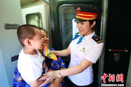 圖為列車(chē)員為旅客提供服務(wù)。(中國(guó)鐵路哈爾濱局集團(tuán)有限公司提供)