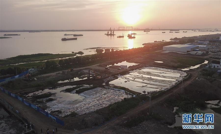 （新華視點(diǎn)&middot;圖文互動(dòng)）（3）中央督察兩年有的絲毫未改，有的不減反增&mdash;&mdash;江蘇泰興數(shù)萬噸化工廢料和污泥堆放長(zhǎng)江邊調(diào)查