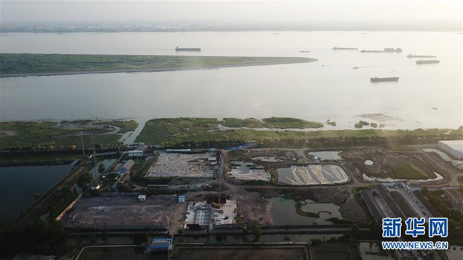 （新華視點(diǎn)&middot;圖文互動(dòng)）（6）中央督察兩年有的絲毫未改，有的不減反增&mdash;&mdash;江蘇泰興數(shù)萬噸化工廢料和污泥堆放長(zhǎng)江邊調(diào)查