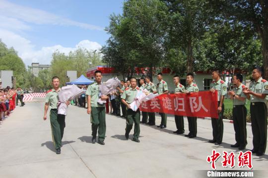 部隊(duì)官兵們迎接出院歸來(lái)的李運(yùn)飛(中)和其他消防戰(zhàn)士?！⊥粲?攝