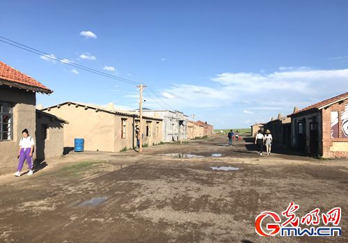 【新時(shí)代&middot;幸福美麗新邊疆】昔日紅色精神流入血脈 今朝邊疆處處開(kāi)遍幸福花