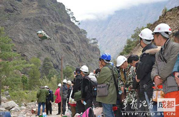 2015年4月，因地震被困尼泊爾的中國公民準備登機
