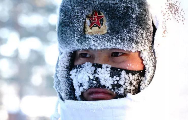 2018年2月5日，駐守在漠河縣北極村的北部戰(zhàn)區(qū)陸軍某部官兵在執(zhí)勤（來源：新華社）