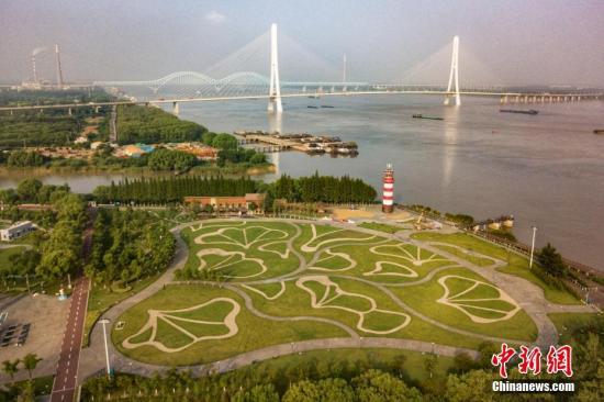 8月9日，航拍南京魚嘴濕地公園，旁邊就是南京第三長江大橋。 <a target='_blank' >中新社</a>記者 泱波 攝