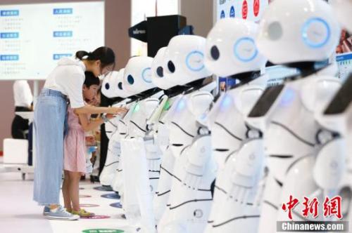圖為8月15日，2018世界機器人大會在北京亦創(chuàng)國際會展中心揭幕，160余家中外機器人領(lǐng)軍企業(yè)帶來的前沿產(chǎn)品集體亮相，讓觀眾直接感受科技改變生活。<a target='_blank' >中新社</a>記者 富田 攝