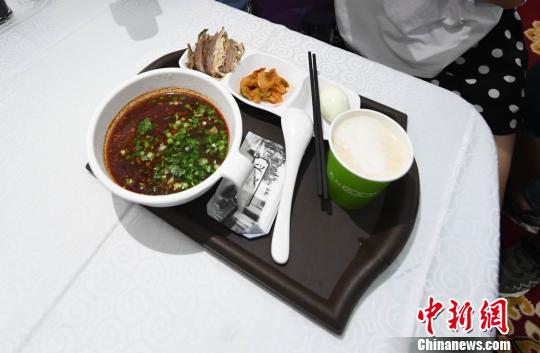 圖為“環(huán)西部火車游Y667/8次”列車上推出蘭州牛肉面套餐，套餐38元，有一碗牛肉面、一碟牛肉、一個雞蛋、一份小菜、一份甜胚子。　楊艷敏 攝