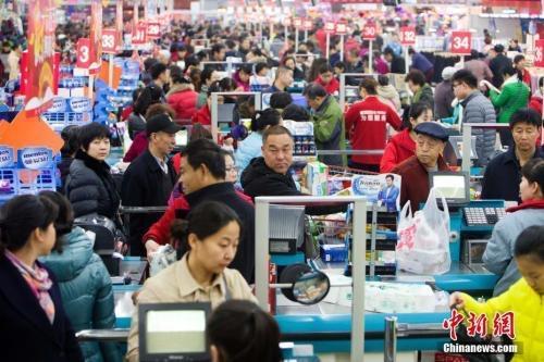 資料圖：民眾購(gòu)買生活用品。張?jiān)?攝